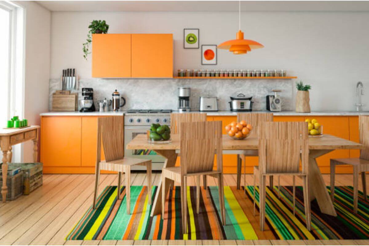 Amenajarea bucatariilor albe-Mobilier din lemn portocaliu, pereti albi, covor colorat stil contemporan