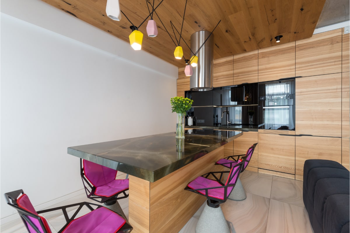 1. Culori complementare pentru bucătării - bucătărie cu corp de iluminat cu galben și scaune cu mov
