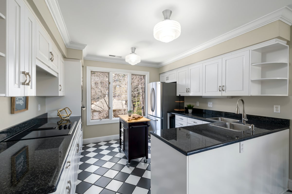 1. Culori complementare pentru bucătării - bucătărie cu mobilă albă și blat negru + gresie cu pătrățele alb-negru