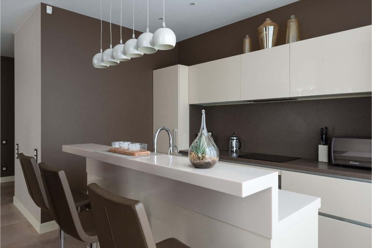 1. Culori complementare pentru bucătării - bucătărie cu mobilă albă și pereți gri
