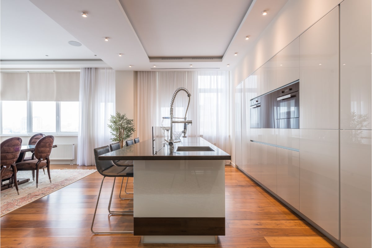 3. Culori pentru bucătărie în funcție de stil - bucătărie cu stil minimalist cu mobilă albă și parchet maro